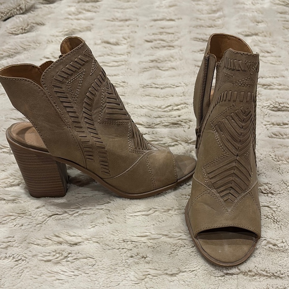 Universal Thread Tan Heeled Boots with Cut-Out Design